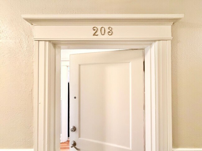 Building Photo - Charming 2nd Floor 1-Bed Condo in Ideal Nob Hill Location! Water, Sewer, Garbage Included!