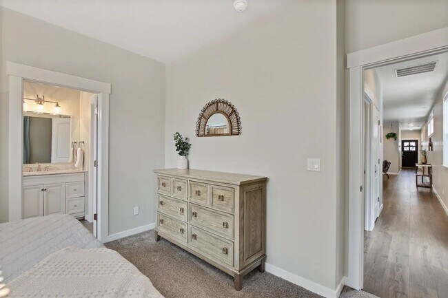 Building Photo - Beautiful 3 bedroom Single Level Home _ Pe...
