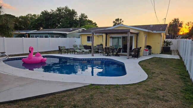 Building Photo - Beautiful All-Inclusive 2Bed/2Bath Furnish...