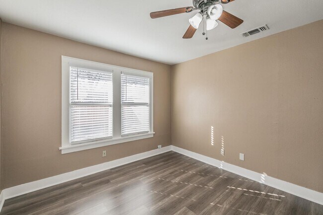 Building Photo - 2 bedroom 1 bath duplex in Arlington Heights