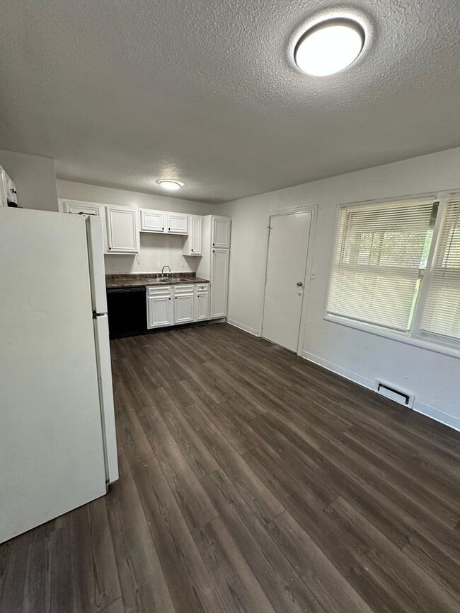 Building Photo - 4 bed 1 bath