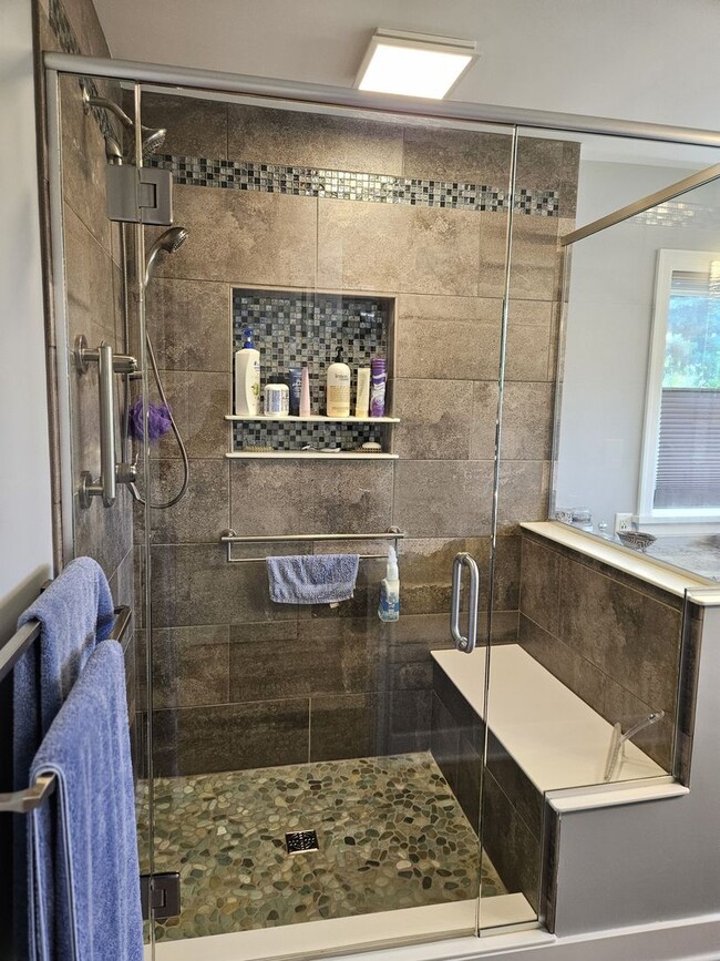 Building Photo - 3 Bedroom  Available June 8th  2026