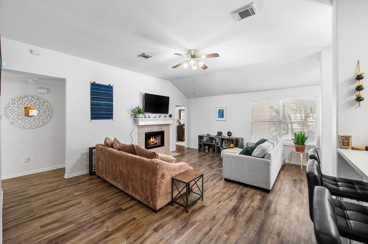 Building Photo - 13839 Bent Ridge Dr