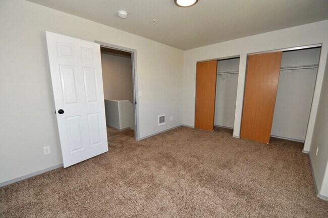 Building Photo - 3 bed 2 bath townhome