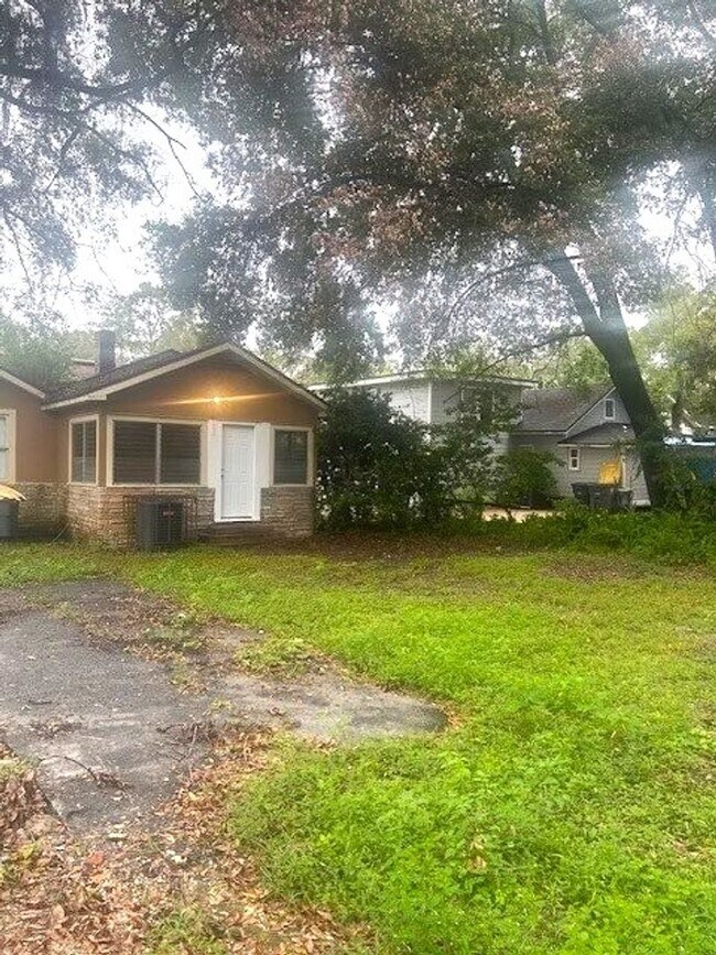 Building Photo - Spacious 2 bedroom 1 bath with sunroom and large yard!!
