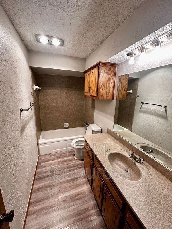 Building Photo - 2813 Greenfield Dr