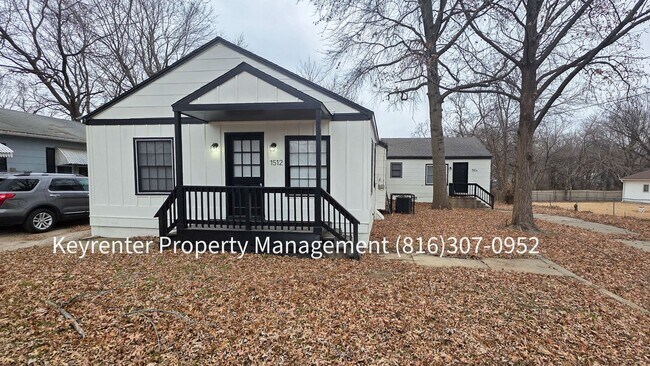 Building Photo - 1512 W College St