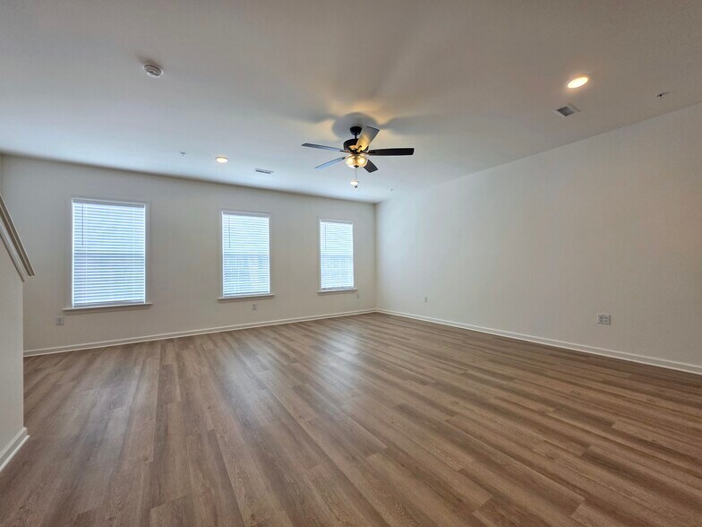 Building Photo - 2449 Spring Water Cir