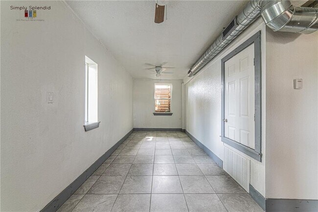 Building Photo - 2103 Rosewood Ave