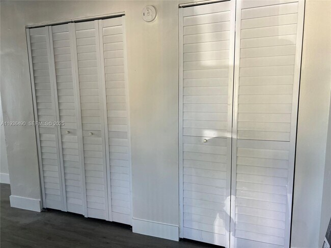 Building Photo - 120 SW 68th Ave