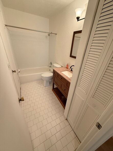 bathroom - 810 Bellevue Rd