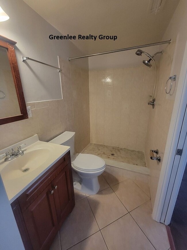 Building Photo - Spacious 3 bed, 2 bath home with fenced yard, screened porch, and oversized garage just minutes f...