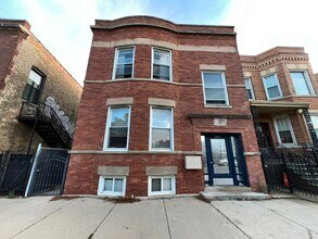 Building Photo - 3105 W Diversey Ave