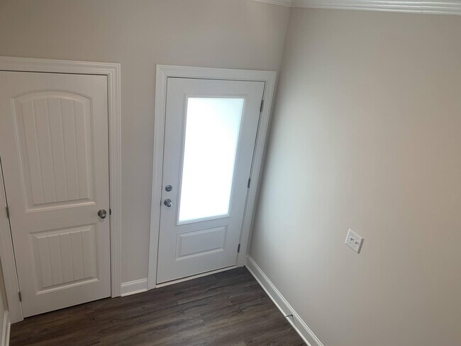 Building Photo - 6927 Eddy Point Ln