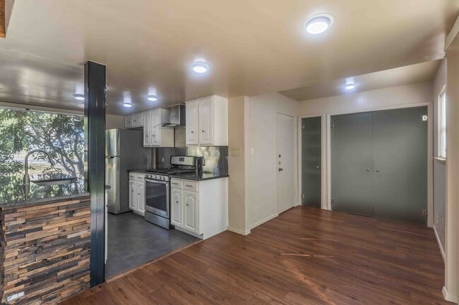 Building Photo - 3901 Knollwood Dr