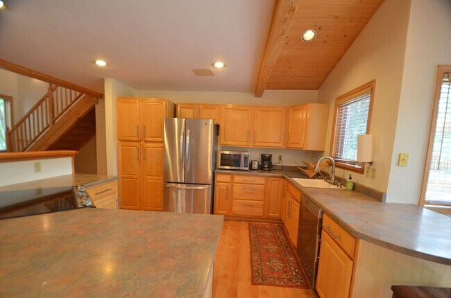 Building Photo - Extended Winter Rental!  Beautiful 3bed/2 ...