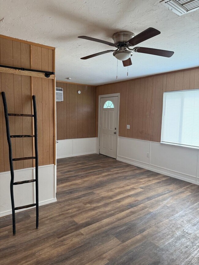 Building Photo - Studio