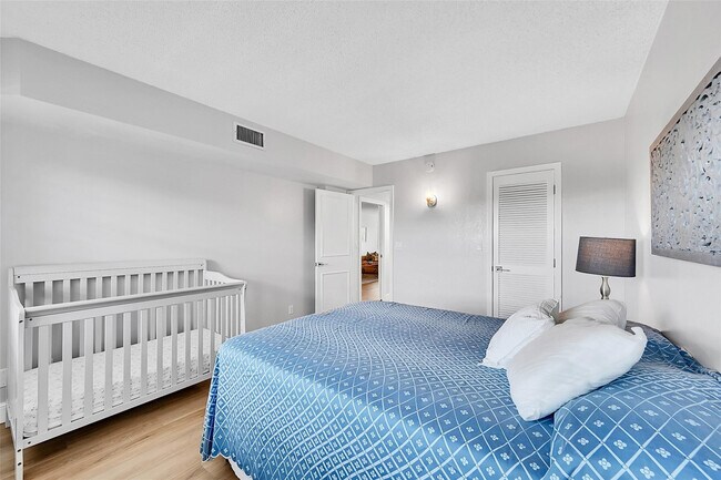 Building Photo - 4020 W Palm Aire Dr