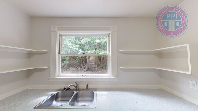 Building Photo - 2406 SE Yamhill St