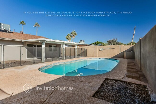 Building Photo - 2461 E Manhatton Dr