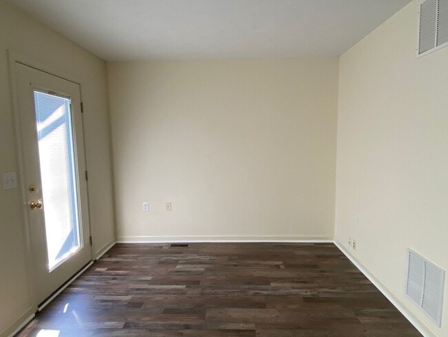 Building Photo - Spacious End Unit Townhouse with 2 Maste Suites 1920 Square Feet