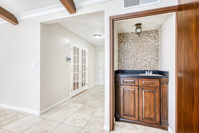 Building Photo - Beautiful House with 4 bed - 2 baths - office & covered big Jacuzzi