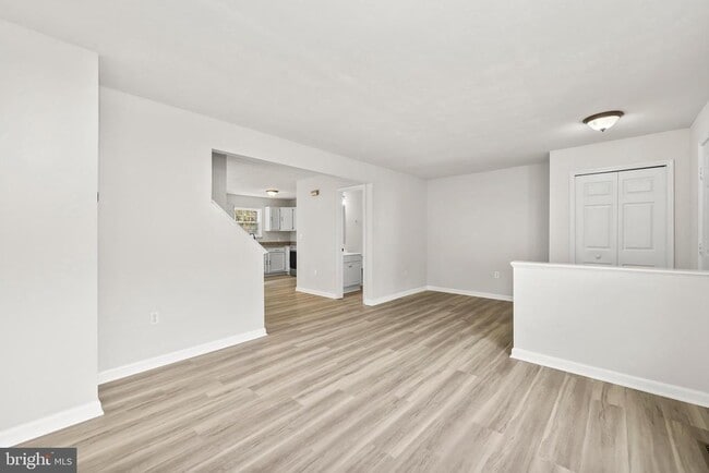 Building Photo - 306 Kings Crest Dr