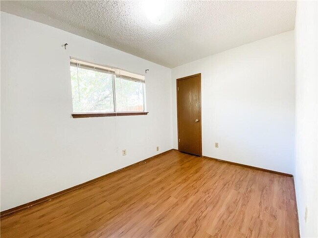 Building Photo - "Charming 3-Bed Retreat with Cozy Fireplac...