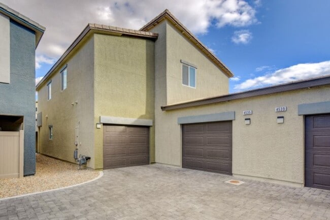 Building Photo - Don't miss this Top Notch 4 Bedroom, Beaut...