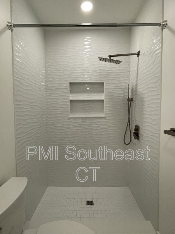 Building Photo - 5 Hunters Rd