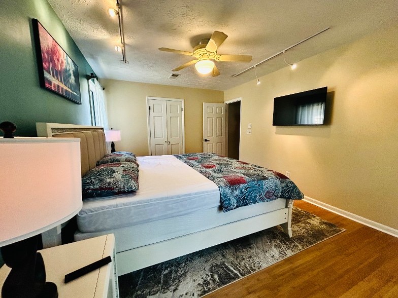 Building Photo - 1071 Standard Dr NE