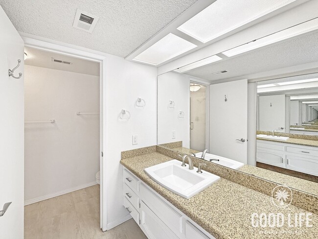 Building Photo - Spacious 2B/2BA condo available in San Carlos!