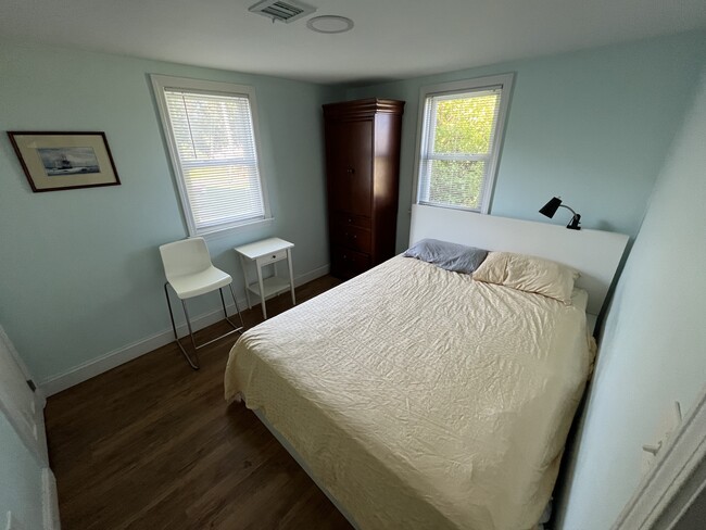 Master Bedroom (queen) - 99 New York St