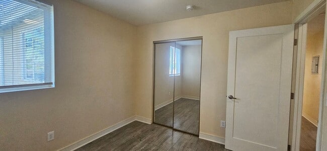 Building Photo - 85(1631)