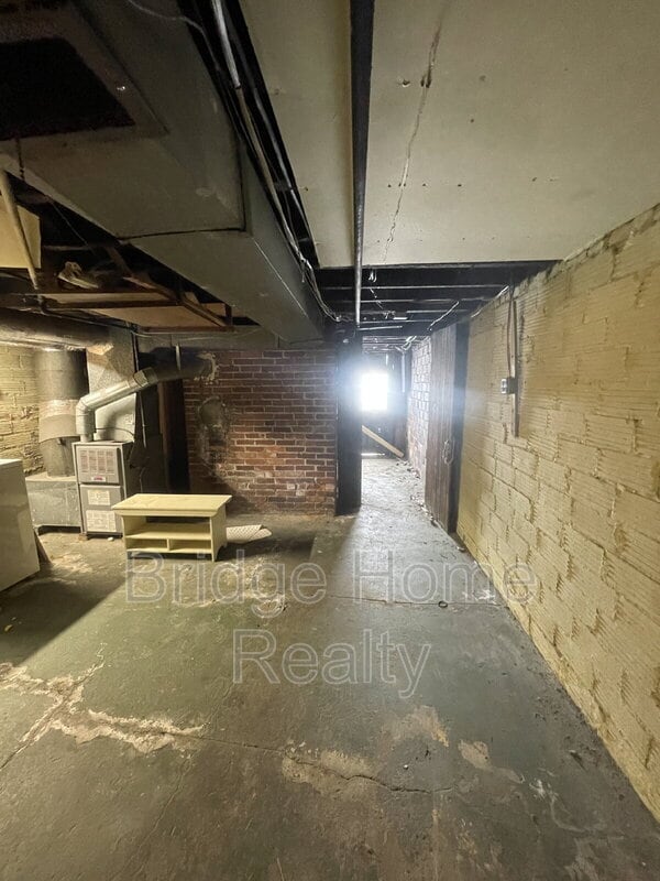 Building Photo - 136 S Spring Ave