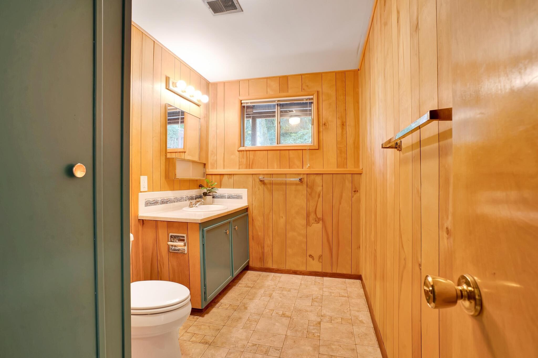 Half bathroom - 1931 Mapleleaf Ct