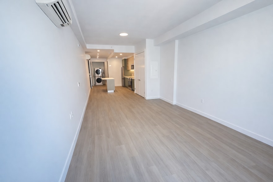 Building Photo - 72 Lott St