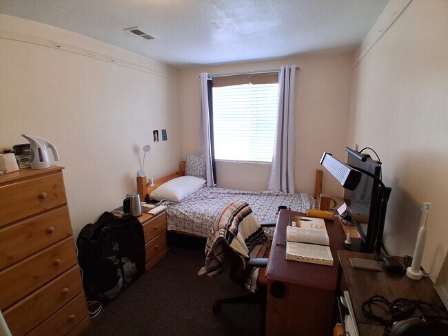 Building Photo - 652 E 700 N