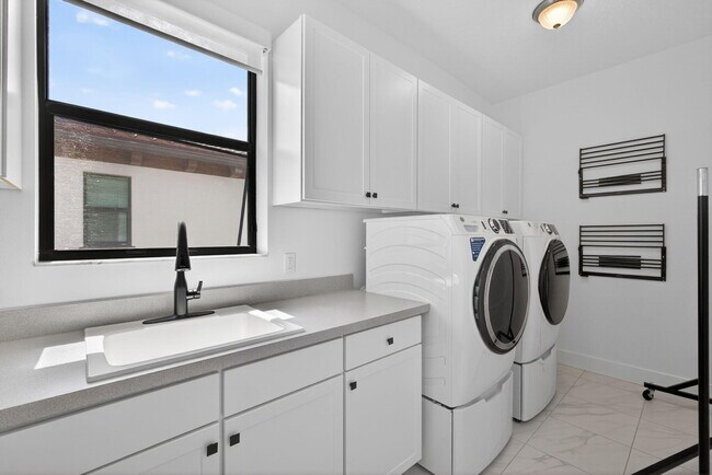 Building Photo - 4025 Faraday Wy