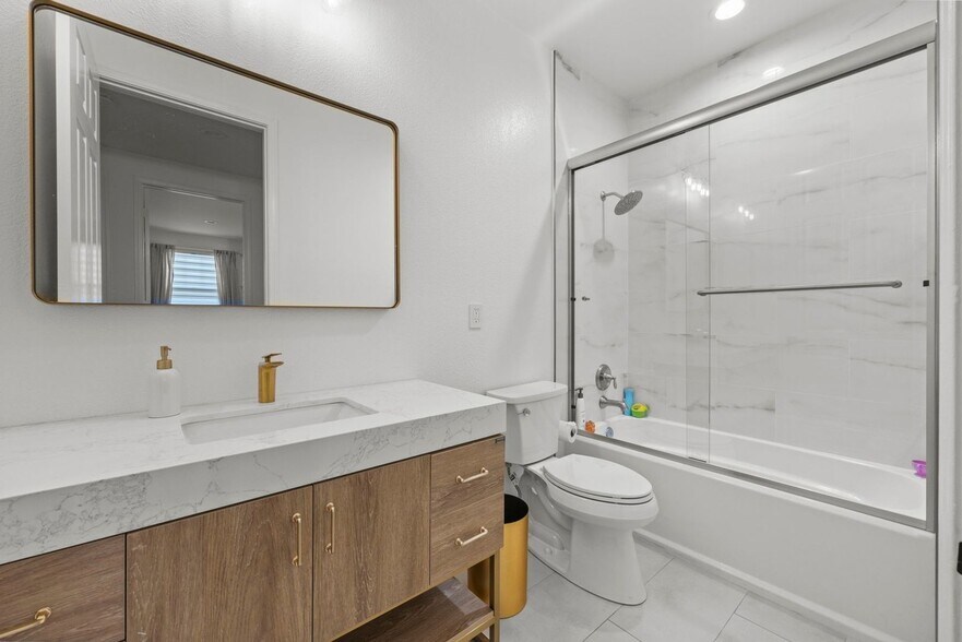 Building Photo - 16485 Nicklaus Dr