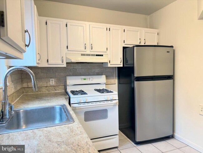 Building Photo - 1525 Montrose St