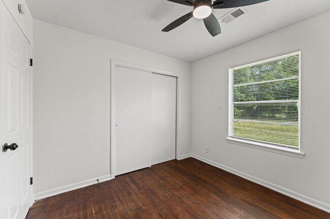 Building Photo - 5535 Lakefield Dr