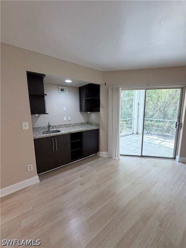 Building Photo - 190 Santa Clara Dr