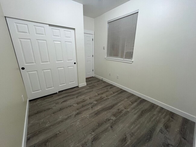 Building Photo - Sunny and Bright 2 Bedroom 1 Bathroom Cond...