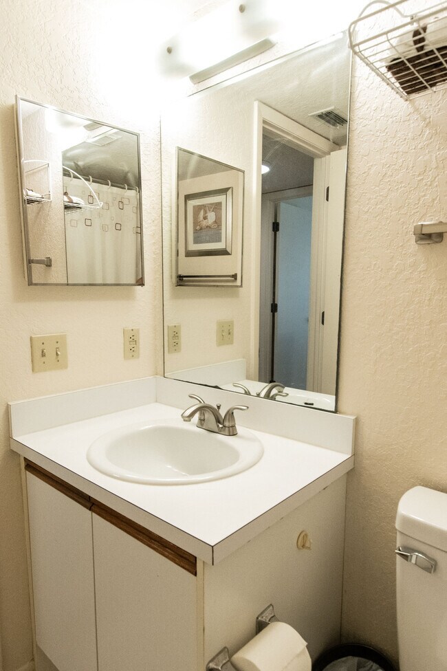 Building Photo - 1000 Cove Cay Dr