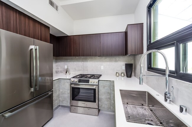 Building Photo - 370 N San Vicente Blvd