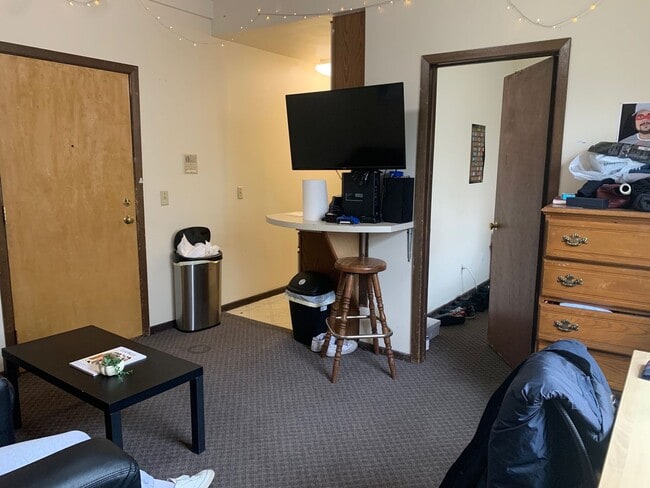 Interior Photo - 614-616