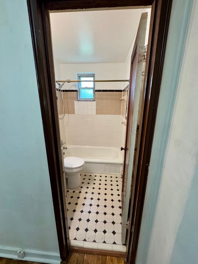 Building Photo - Charming 4 Bed 1.5 Bath house with BRAND NEW KITCHEN!!!