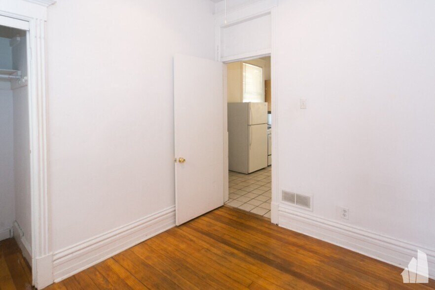 Building Photo - 3521 N Wilton Ave