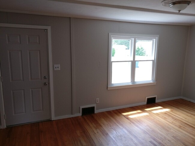 Building Photo - 4-Bedroom Home for Rent Summer 2026